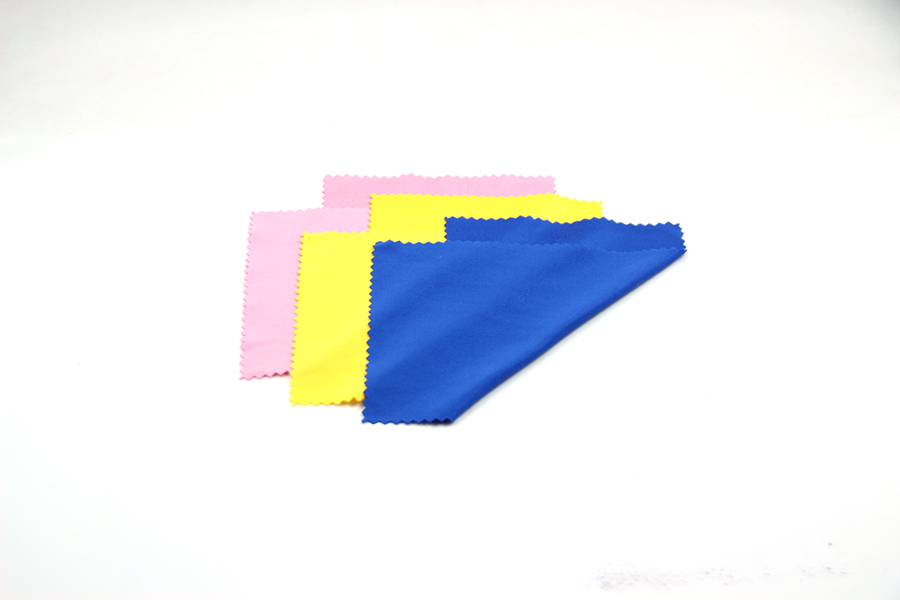 Colored cleaning microfiber cloth for glasses