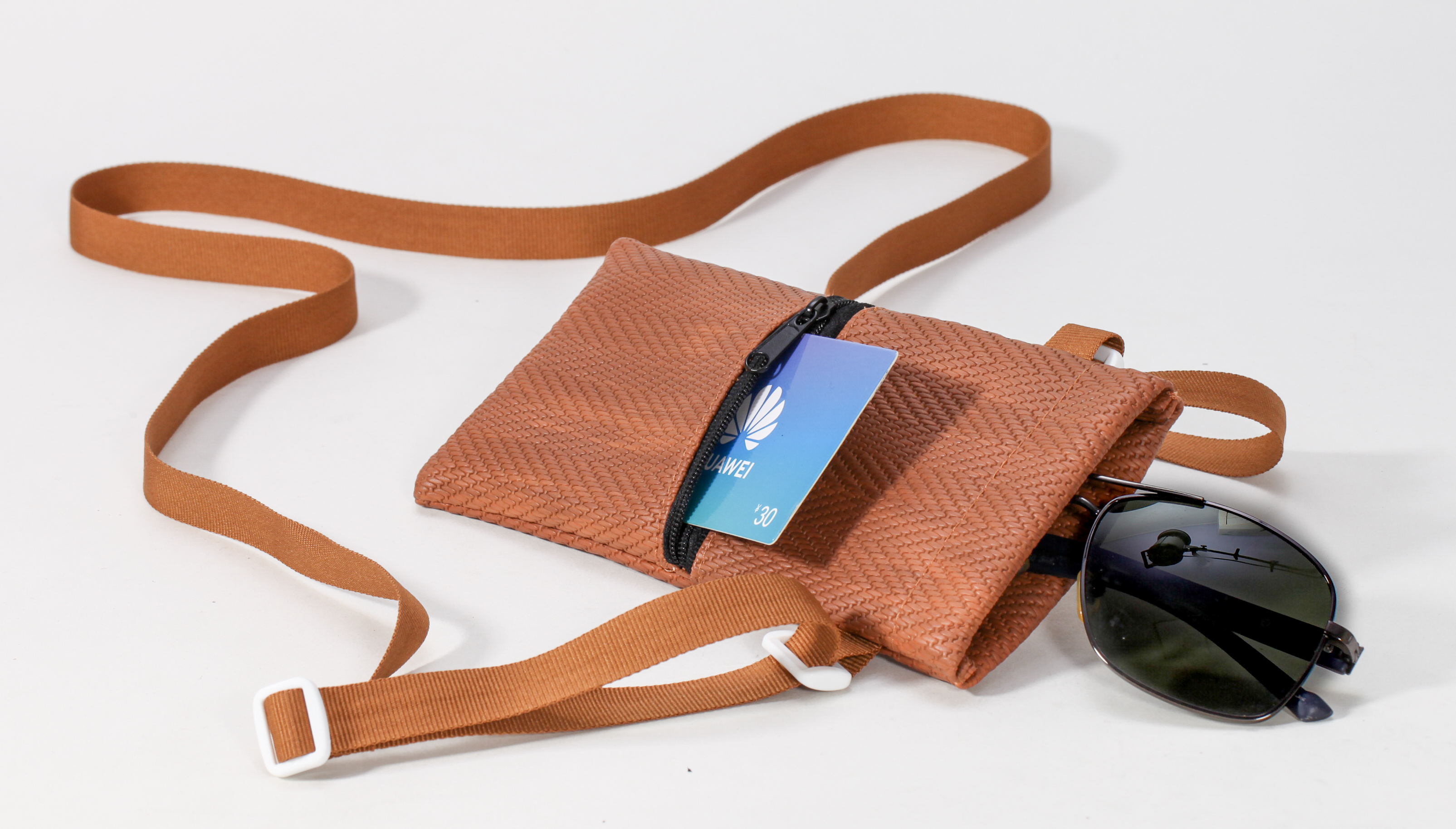 2021 Sunglasses Come in 5 Colors with A Strappy Pocket To Store Your Phone Or Glasses